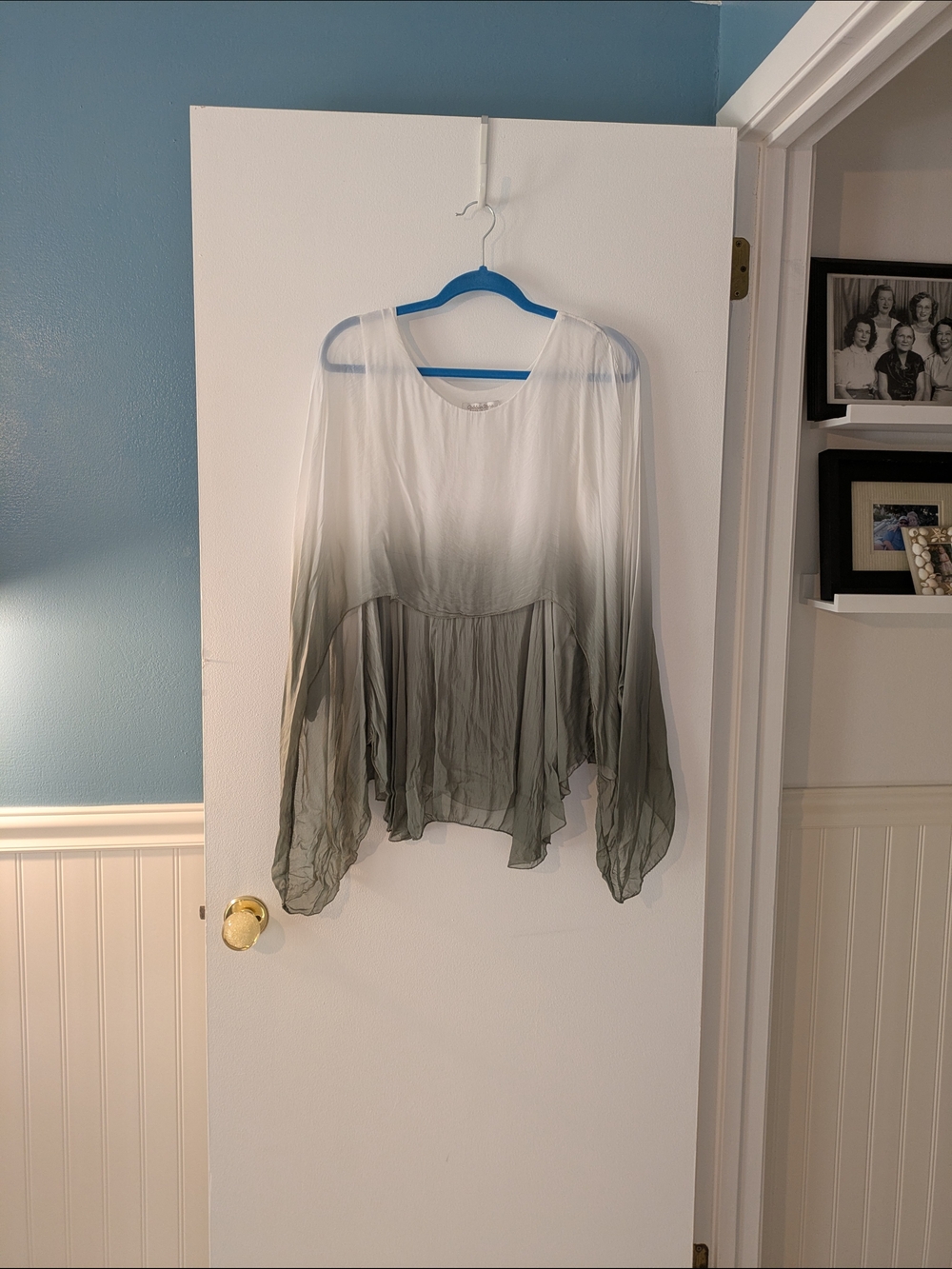 Lightweight Ombre Long-Sleeve Women’s Top - White to Gray